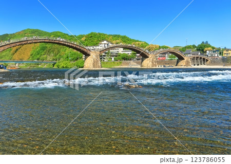 【山口県】快晴の錦帯橋と錦川 【山口県】快晴の錦帯橋と錦川 123786055
