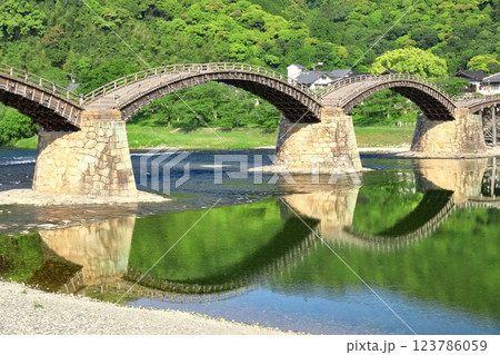 【山口県】シンメトリーな錦帯橋 【山口県】シンメトリーな錦帯橋 123786059