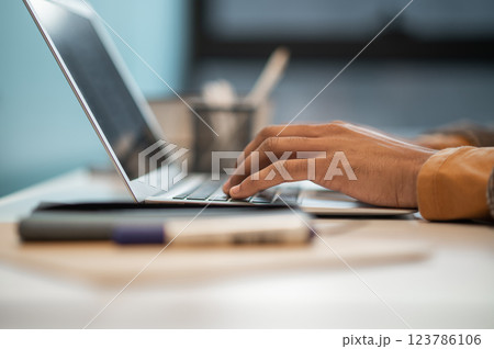 Close up picture of mans hands on the laptop 123786106