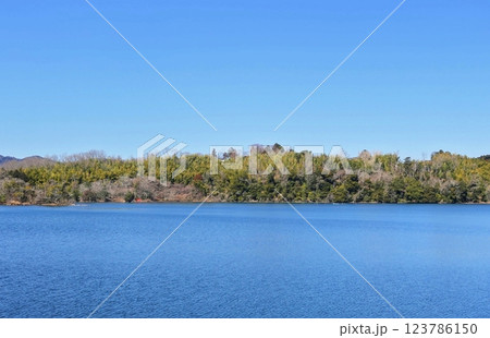 寒い早春の一碧湖風景 寒い早春の一碧湖風景 123786150