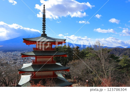 山梨県 新倉山浅間神社から見る忠霊塔と富士山 2024年 冬 山梨県 新倉山浅間神社から見る忠霊塔と富士山 2024年 冬 123786304