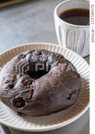 おいしいチョコレートベーグルのアップ おいしいチョコレートベーグルのアップ 123786478