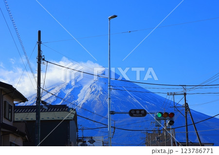 山梨県 富士みち(本町通り)と富士山 123786771