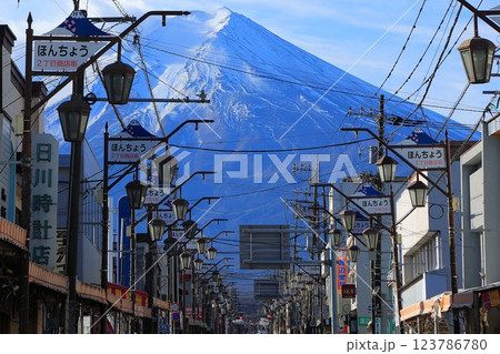 山梨県 富士みち(本町通り)と富士山 山梨県 富士みち(本町通り)と富士山 123786780