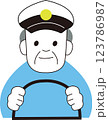 シニアのタクシー運転手 123786987