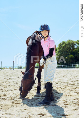 乗馬の練習をする女性 123786988