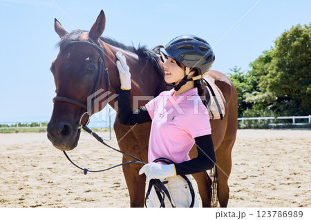 乗馬の練習をする女性 乗馬の練習をする女性 123786989