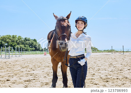 乗馬の練習をする女性 乗馬の練習をする女性 123786993