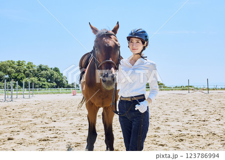 乗馬の練習をする女性 乗馬の練習をする女性 123786994