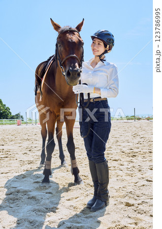 乗馬の練習をする女性 乗馬の練習をする女性 123786995