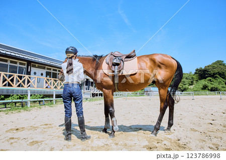 乗馬の練習をする女性 123786998