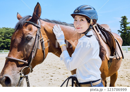 乗馬の練習をする女性 123786999