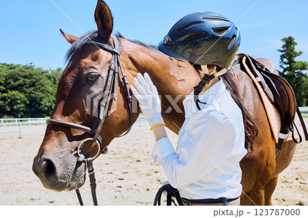 乗馬の練習をする女性 乗馬の練習をする女性 123787000