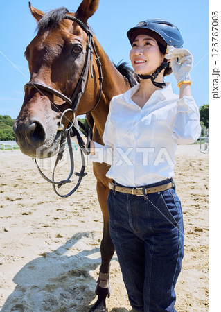 乗馬の練習をする女性 123787003