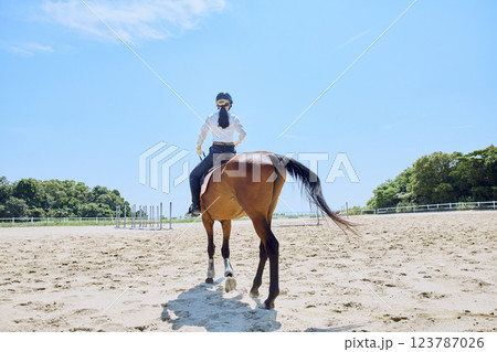馬に乗って乗馬の練習をする女性 123787026