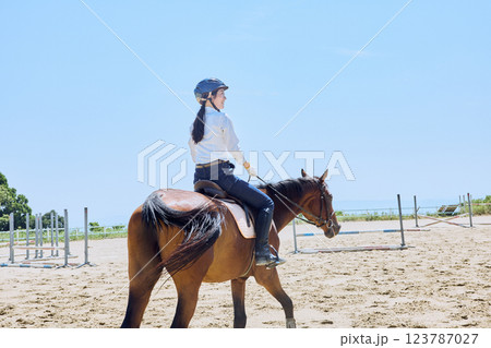 馬に乗って乗馬の練習をする女性 123787027