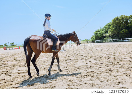 馬に乗って乗馬の練習をする女性 馬に乗って乗馬の練習をする女性 123787029