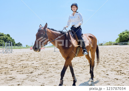 馬に乗って乗馬の練習をする女性 馬に乗って乗馬の練習をする女性 123787034