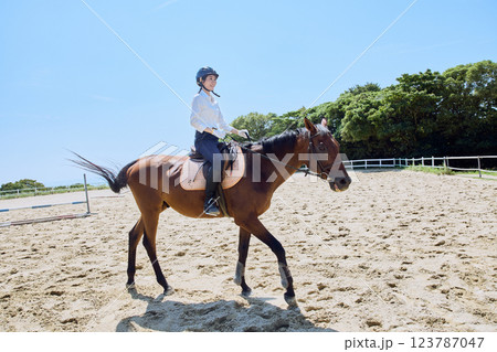 馬に乗って乗馬の練習をする女性 馬に乗って乗馬の練習をする女性 123787047
