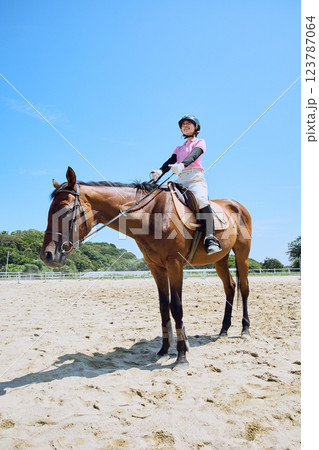 馬に乗って乗馬の練習をする女性 馬に乗って乗馬の練習をする女性 123787064