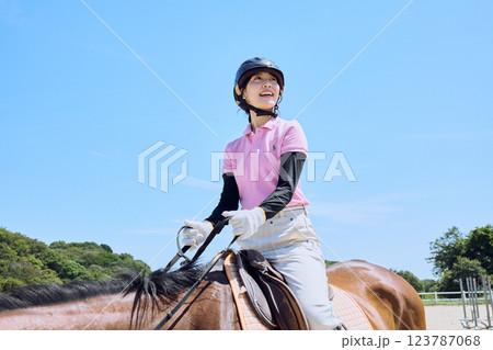 馬に乗って乗馬の練習をする女性 馬に乗って乗馬の練習をする女性 123787068