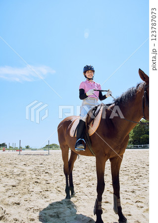 馬に乗って乗馬の練習をする女性 123787073