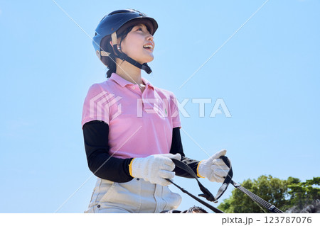 馬に乗って乗馬の練習をする女性 123787076