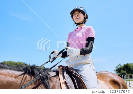 馬に乗って乗馬の練習をする女性 馬に乗って乗馬の練習をする女性 123787077