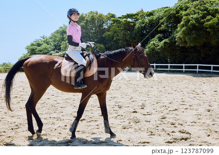 馬に乗って乗馬の練習をする女性 馬に乗って乗馬の練習をする女性 123787099