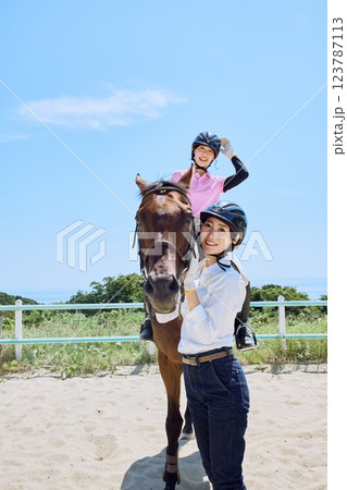 馬に乗って乗馬の練習をする女性 123787113