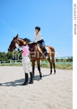 馬に乗って乗馬の練習をする女性 123787126