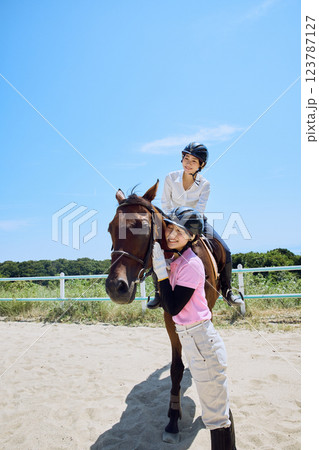 馬に乗って乗馬の練習をする女性 123787127