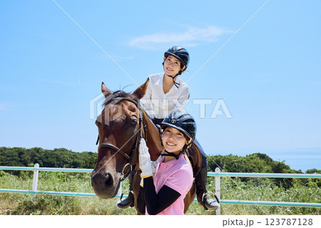 馬に乗って乗馬の練習をする女性 123787128
