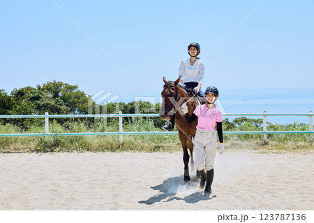 馬に乗って乗馬の練習をする女性 123787136