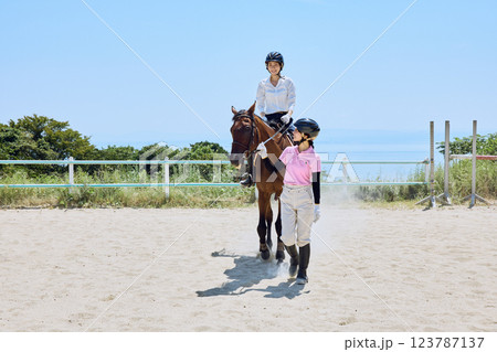 馬に乗って乗馬の練習をする女性 馬に乗って乗馬の練習をする女性 123787137