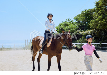 馬に乗って乗馬の練習をする女性 馬に乗って乗馬の練習をする女性 123787142