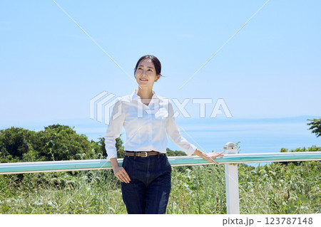 乗馬クラブでヘルメットを持って空を見上げる女性 123787148