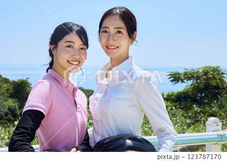 乗馬クラブでヘルメットを持ってたたずむ女性 123787170