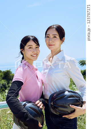 乗馬クラブでヘルメットを持ってたたずむ女性 123787171