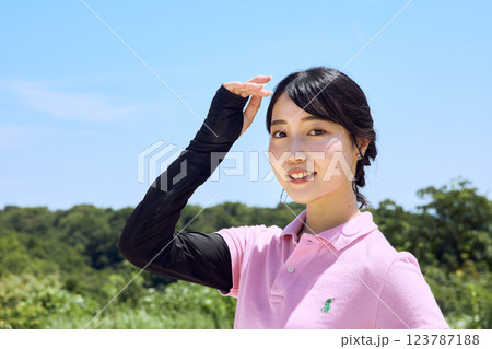 乗馬クラブでヘルメットを持ってたたずむ女性 123787188