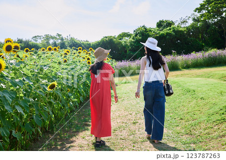 ひまわり畑と女性 123787263
