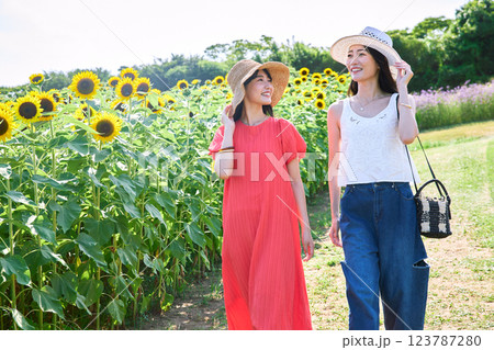 ひまわり畑と女性 123787280