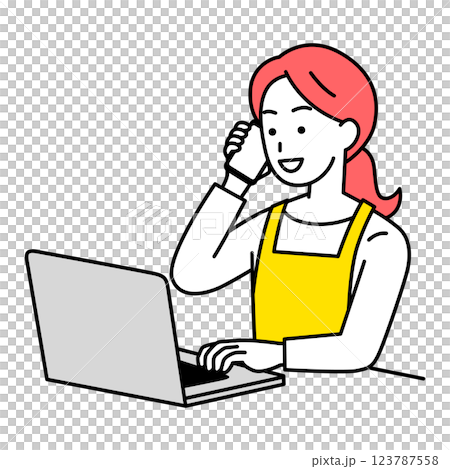一位身穿圍裙的女士一邊使用筆記型電腦一邊打電話 123787558