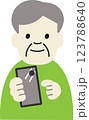 スマホを操作するシニア男性 123788640