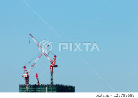 マンション建設現場のクレーン 123789689