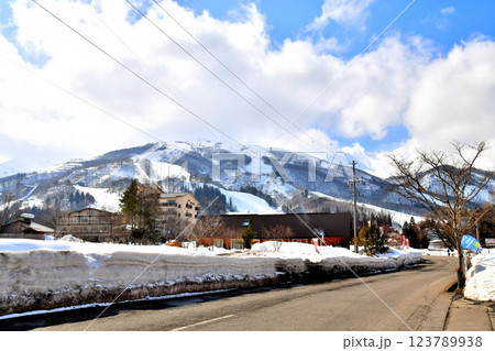 白馬村の風景／白馬八方尾根スキー場方面を望む(長野県白馬村)【2025.3】 123789938