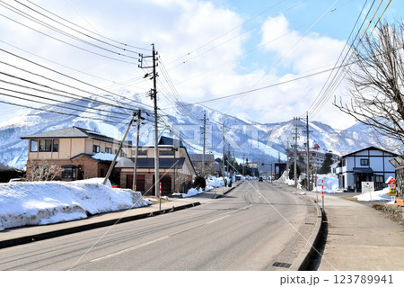 白馬村の風景/白馬八方尾根スキー場方面を望む(長野県白馬村)【2025.3】 白馬村の風景/白馬八方尾根スキー場方面を望む(長野県白馬村)【2025.3】 123789941