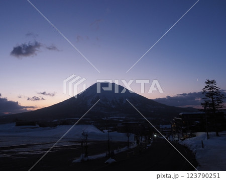 ニセコ東急 グラン・ヒラフのドットベース から夜明けの羊蹄山から登る三日月を望む 123790251