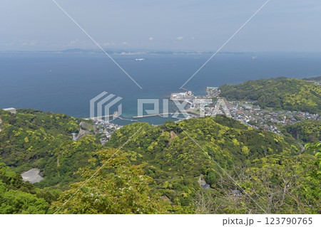 新緑のゴールデンウィーク、千葉県鋸南町鋸山十州一覧台から浦賀水道越しに三浦半島を見渡す 新緑のゴールデンウィーク、千葉県鋸南町鋸山十州一覧台から浦賀水道越しに三浦半島を見渡す 123790765
