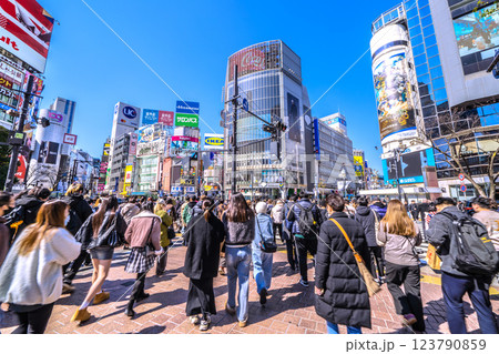 日本の東京都市景観 XEC株…“夏空“…のような青空が広がる…インバウンド続く賑わう渋谷＝3月10日 123790859